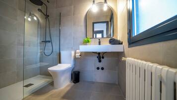 Douche, serviettes fournies, savon, papier toilette