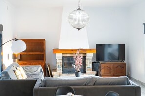 Smart-TV og peis