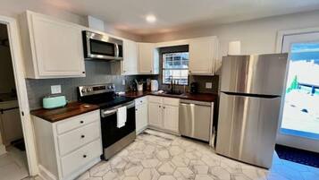 Frigorífico, microondas, horno y placa de cocina