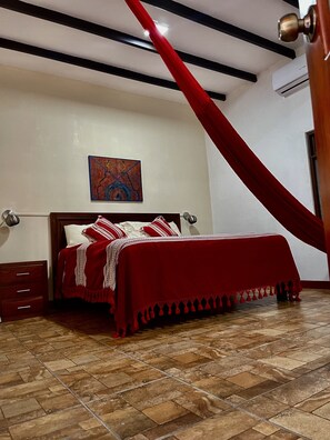 Phòng tiện nghi đơn giản, 1 giường cỡ king, máy điều hòa, tầng trệt | Trang trí khác biệt, trang bị nội thất với thiết kế riêng biệt 