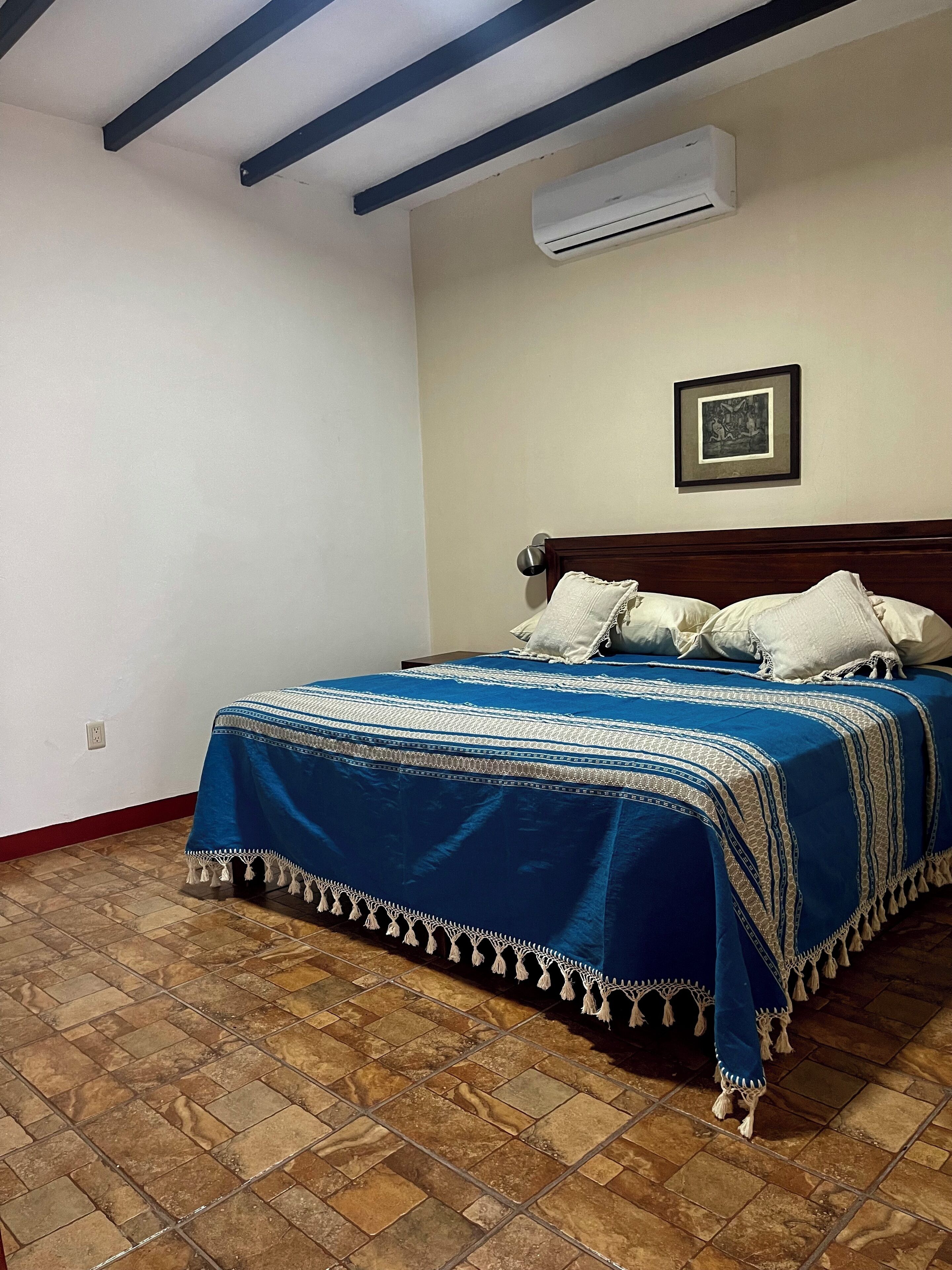 Habitación Confort, 1 cama King size, aire acondicionado, planta baja | Decoración personalizada y muebles diferentes 