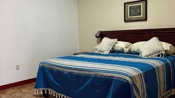 Habitación Confort, 1 cama King size, aire acondicionado, planta baja | Decoración personalizada y muebles diferentes