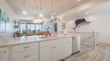 Camera Luxury, bagno in camera (Marina View) | Cucina privata | Macchina per il ghiaccio