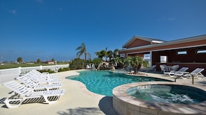 Utendørsbasseng, et oppvarmet basseng og solsenger