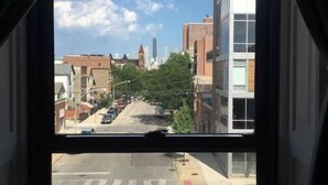 A view from a window with a street and buildings in the background. - FESTIVE GRAFITTI POP-ART 3BR - Wicker Park - Ukrainian Village (Chicago)