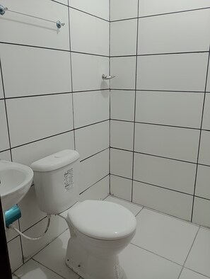 Executive Apartment | Bathroom | Shower, rainfall showerhead, toilet paper