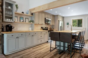 Fridge, microwave, oven, stovetop - Prime Location Townhouse in EagleVail, perfect for Ski and Summer vacations (Avon)