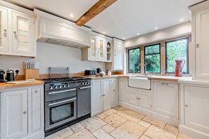 Fridge, microwave, oven, stovetop - Stylish dog friendly cottage in the Cotswolds  - Fleur de Lys (Winchcombe)