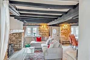 TV, fireplace - Stylish dog friendly cottage in the Cotswolds  - Fleur de Lys (Winchcombe)