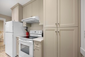 Kühlschrank, Mikrowelle, Ofen, Herdplatte