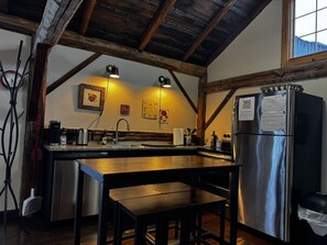 Een koelkast, een oven, een kookplaat, een vaatwasser