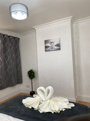 3 bedrooms, iron/ironing board, WiFi, bed sheets - Cozy 3 Bedroom house with free parking and 10 minutes walk from the high street (Gillingham)