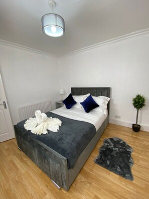 3 bedrooms, iron/ironing board, WiFi, bed sheets