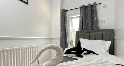 Cosy 3 Bedroom House With Free Parking, garden and close to the High Street