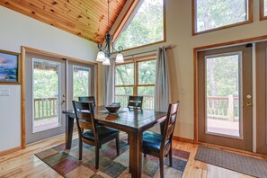 Dining - Marble Mountainside Escape w/ Wraparound Deck (Marble)