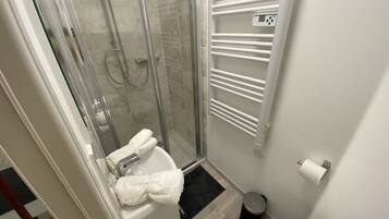 Een douche, handdoeken