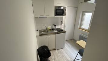 Een koelkast, een microgolfoven, een vaatwasser