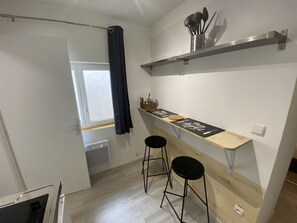 Geladeira, micro-ondas, cooktop, lava-louças