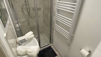 Douche, serviettes fournies