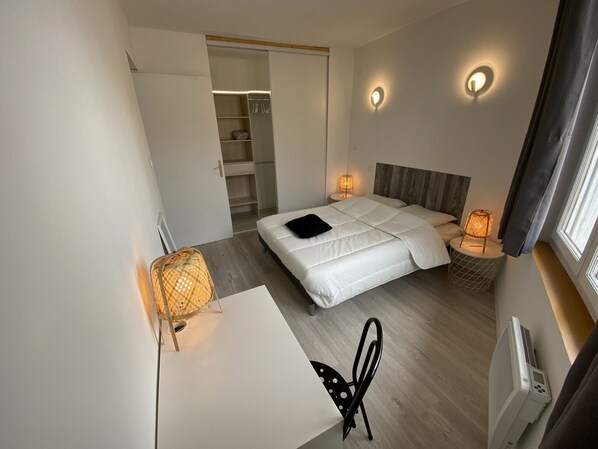 1 habitación, tabla de planchar con plancha, wifi gratis y ropa de cama