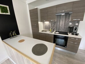 Een koelkast, een microgolfoven, een oven