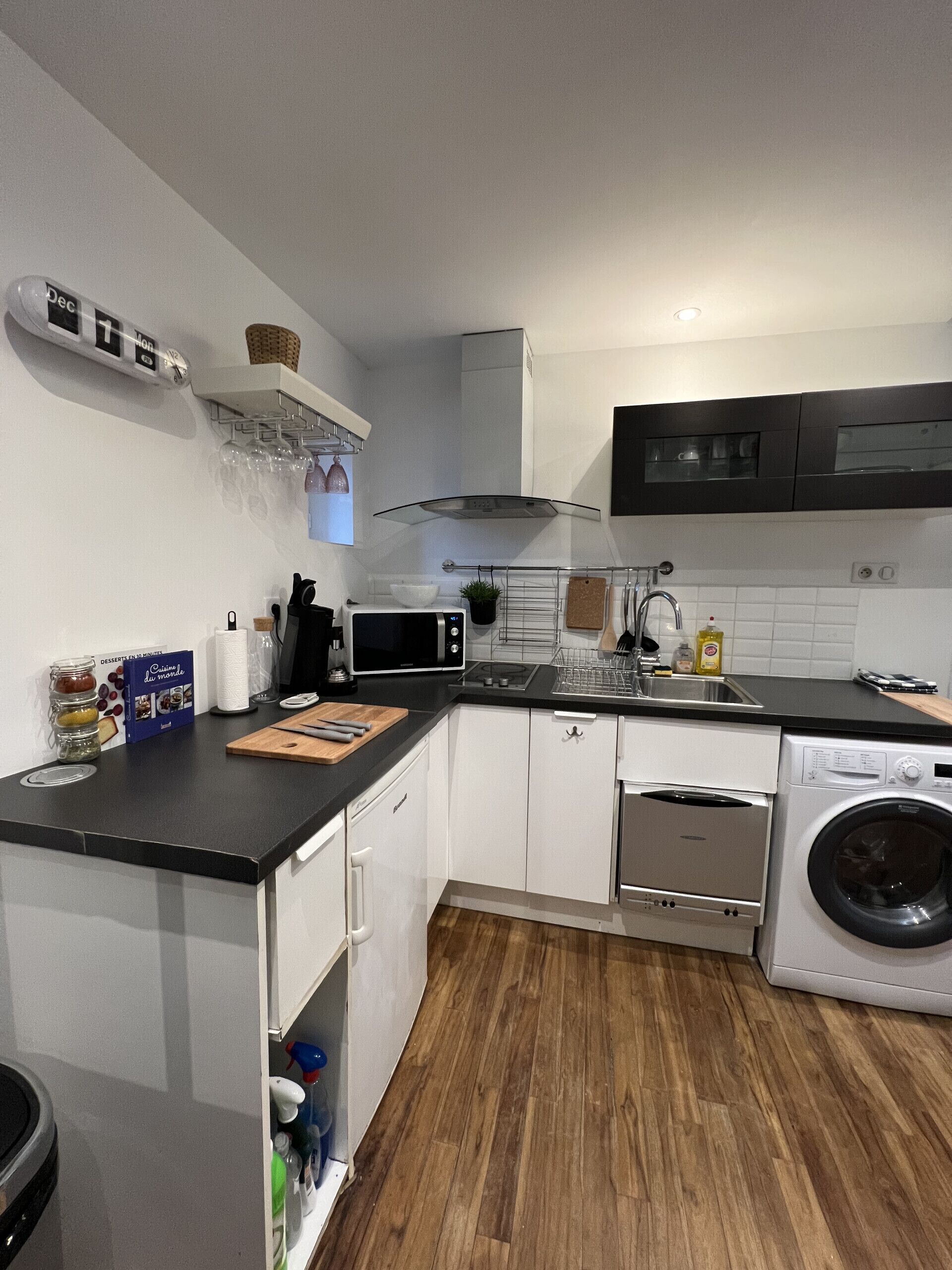 Een koelkast, een microgolfoven, een koffiezetapparaat/waterkoker