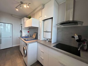 Réfrigérateur, micro-ondes, four, plaque de cuisson