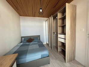 3 bedrooms, desk, free WiFi, bed sheets