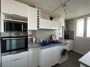 Réfrigérateur, micro-ondes, four, plaque de cuisson