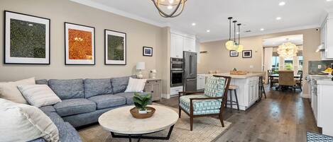 تلفزيون ذكي، مدفأة، مكتب، شاشة كمبيوتر