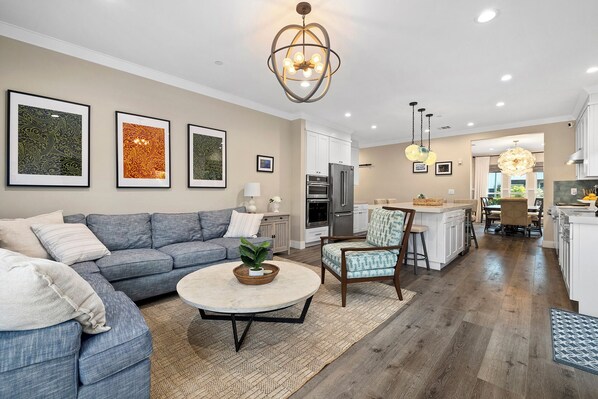 Smart-tv, eldstad, kontor och datorskärmar