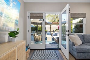 Smart-TV, Kamin, Arbeitsbereiche, Computerbildschirme