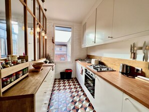 Fridge, microwave, oven, stovetop