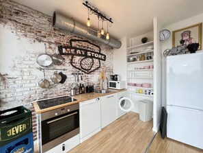 Frigorífico, microondas, horno y placa de cocina