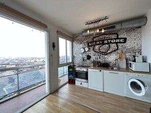Frigorífico, microondas, horno y placa de cocina