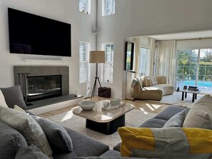 电视、壁炉、办公室