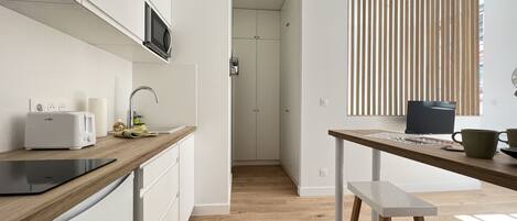 Frigorífico, microondas, cafetera o tetera y tostadora