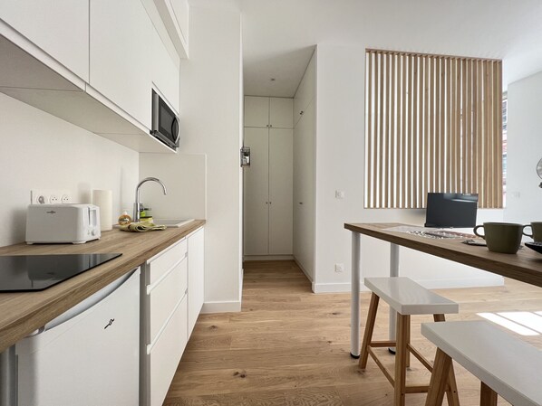 Køleskab, mikrobølgeovn, kaffe-/temaskine, brødrister