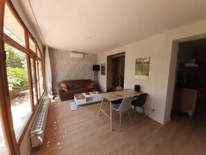 Älytelevisio, kirjoja, stereot