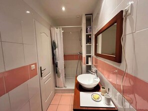 Baignoire, sèche-cheveux