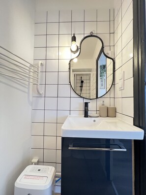 Dusche, Haartrockner, Handtücher