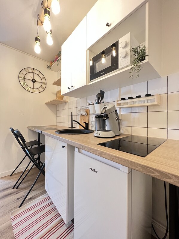 Kühlschrank, Mikrowelle, Wasserkocher mit Kaffee-/Teezubehör