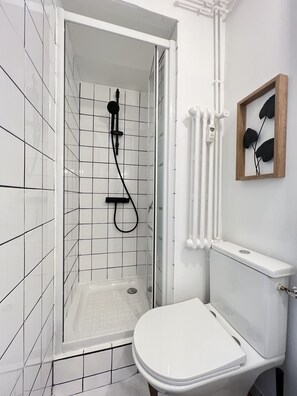 Dusche, Haartrockner, Handtücher