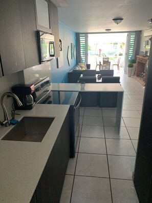 ثلاجة، ميكروويف، فرن، موقد طهي مسطح