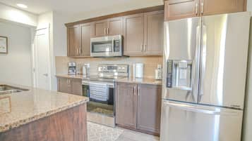 Refrigerador, microondas, horno, placa de cocina