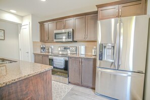 ثلاجة، ميكروويف، فرن، موقد طهي مسطح