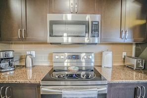Fridge, microwave, oven, stovetop - Peace Fort (Fort Saskatchewan)