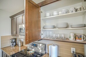 Réfrigérateur, four à micro-ondes, un four, surface de cuisson