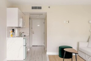 Flat-screen TV - studio 32 STR-02630 (Sunny Isles Beach)