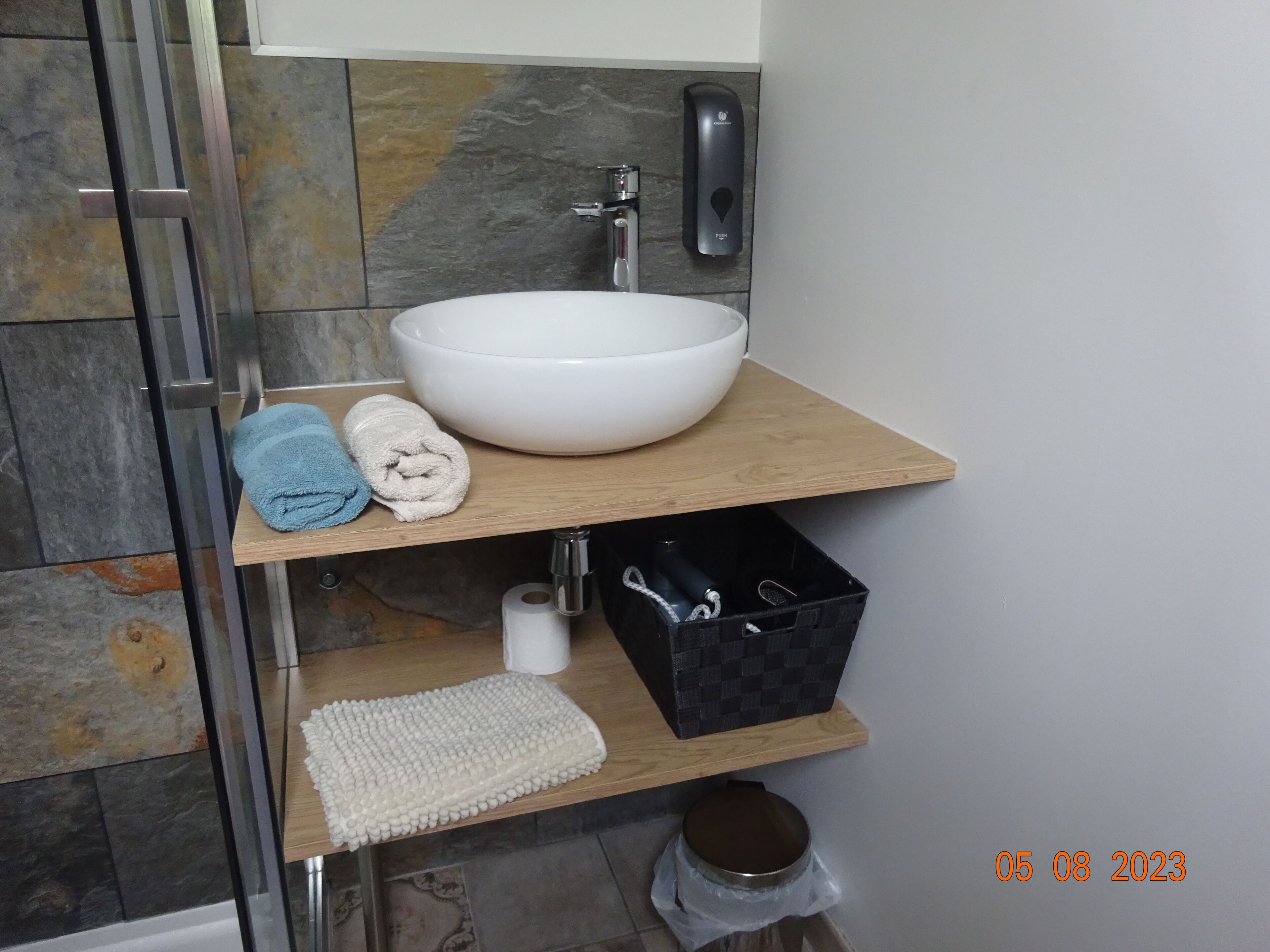 淋浴设施、吹风机、毛巾、肥皂